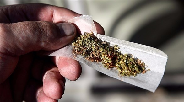 رجل يقص أنفه بسكين تحت تأثير