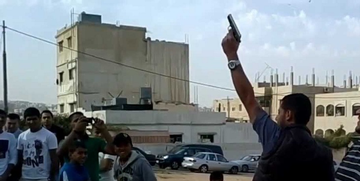 إصابة فتى وطفل بعيارين ناريين في