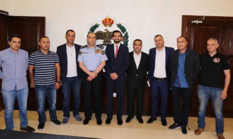 الحمود يكرم عددا من افراد البحث
