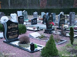 مسلمون كثيرون يرغبون بدفن موتاهم في