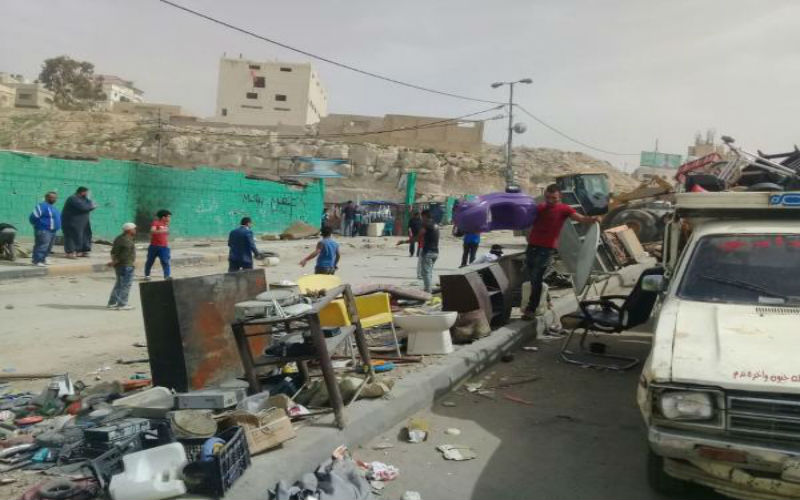 ازالة الاعتداءات على الطريق في الزرقاء