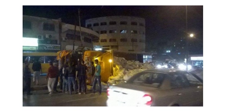 انقلاب شاحنة طحين في وادي الرمم