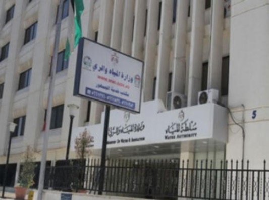مأمور حركة بسلطة المياه يصرف لنفسه