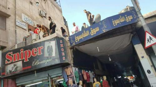 سقوط طفل عن سطح بناية في