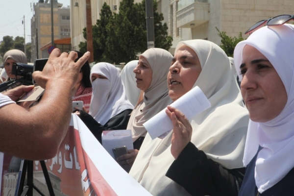 وقفة (نسائية) تطالب بطرد السفير الاسرائيلي