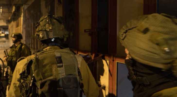 الاحتلال يعتقل 12 مواطنا بالضفة ويصادر