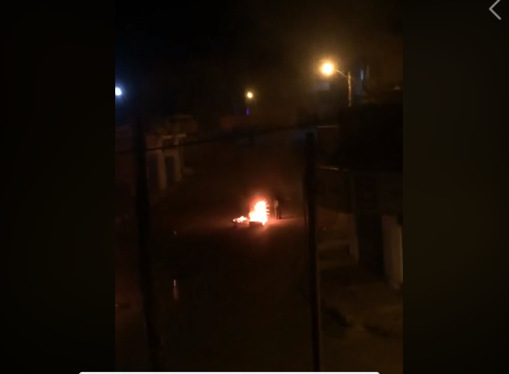 قوة أمنية تحرق خيمة ذيبان.. ما