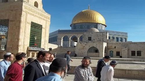 مستوطنون بقيادة حاخامات متطرفين يقتحمون باحات