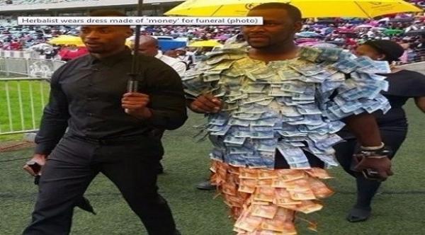 بالفيديو: رجل يرتدي زيا من الأوراق