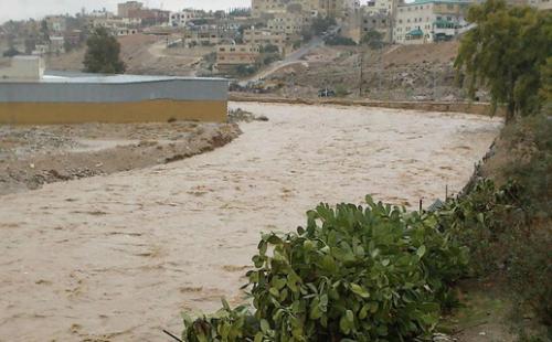 المومني: لا تقتربوا من سيل الزرقاء