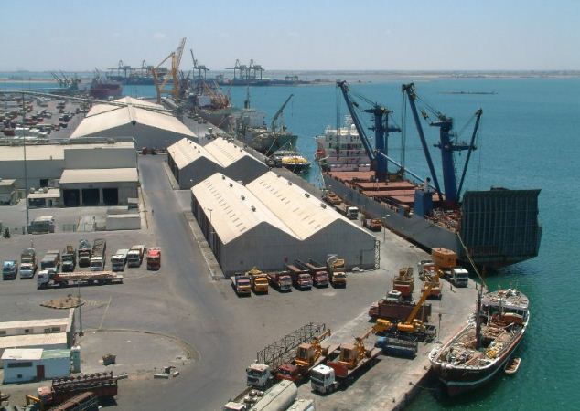 سكان: تنظيم القاعدة يرفع رايته على
