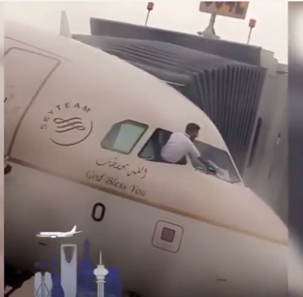 بالفيديو.. كابتن يمسح زجاج طائرته بقطعة