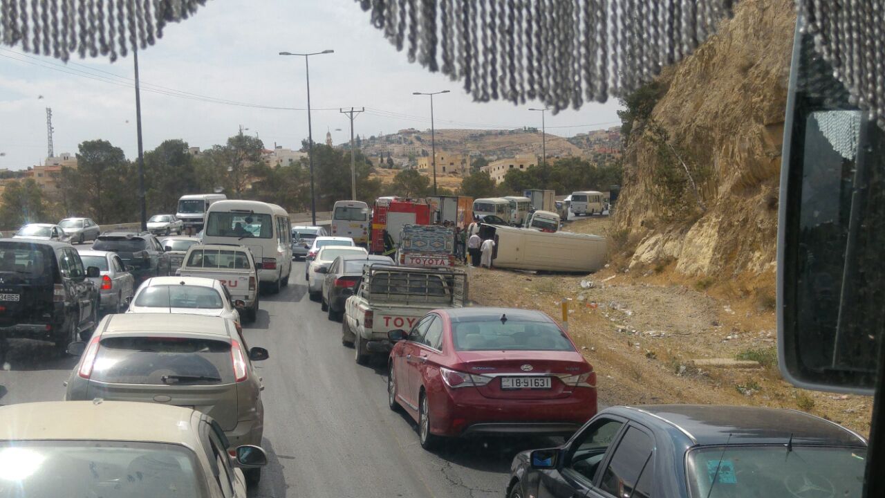 بالصور.. .12 اصابة اثر تدهور باص