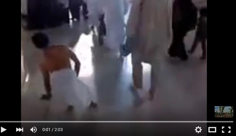 حاج مبتور القدمين يطوف على يد