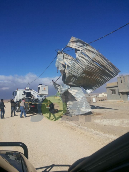 الطفيلة: تطاير الواح الزينكو يقطع التيار