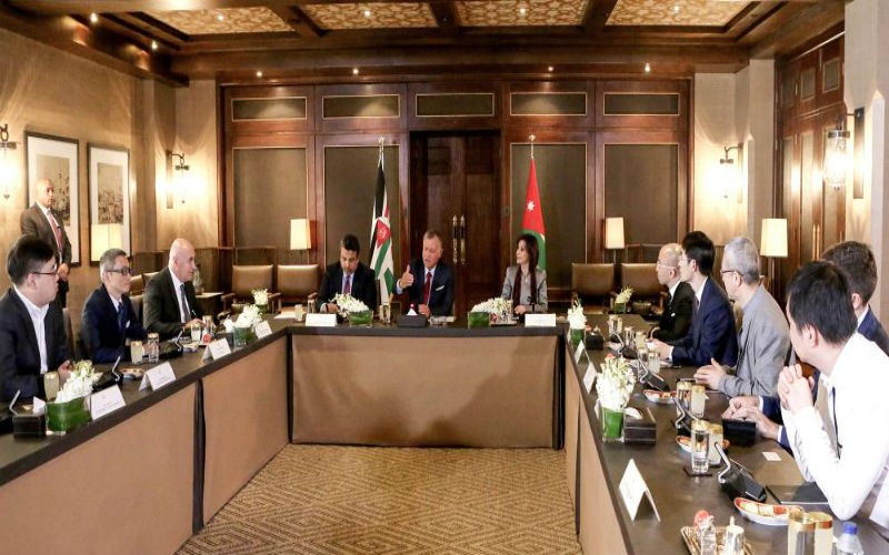 الملك يستقبل وفدا لشركات صينية رائدة