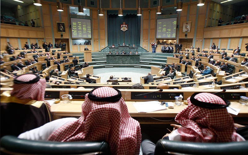 مشاورات نيابية للطلب من الملك عقد