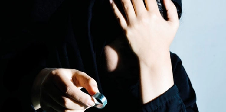 البحرين.. والد زوجها حول حياتها إلى