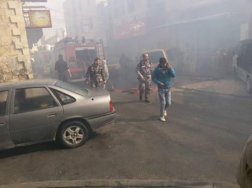 عابثون يشعلون النار في أعشاب جافة