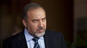 وزير جيش الاحتلال يدعو حماس للتوصل