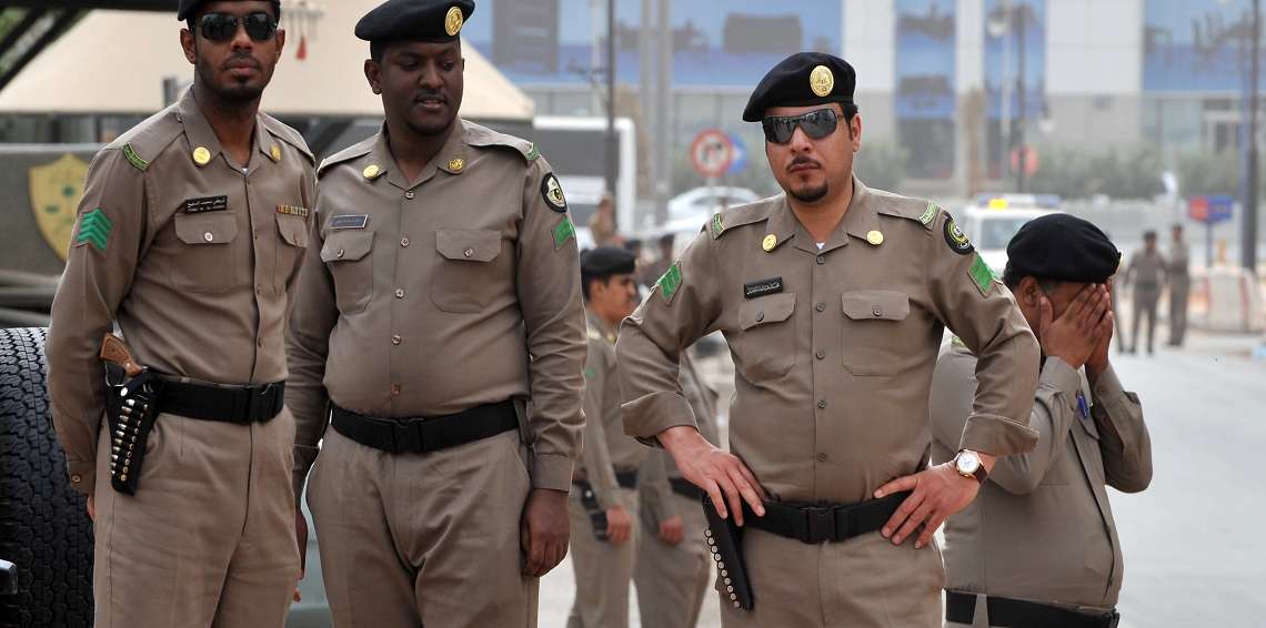 سعودي يحاول الانتحار أمام أطفاله.. شاهد