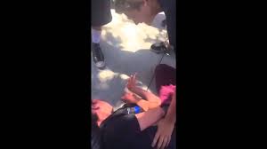 شاب يضرب طفل أعمى ويلقى جزاءه
