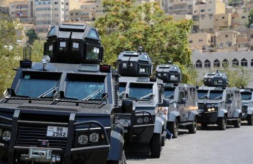 بالفيديو.. تعزيزات أمنية حول السفارتين الامريكية