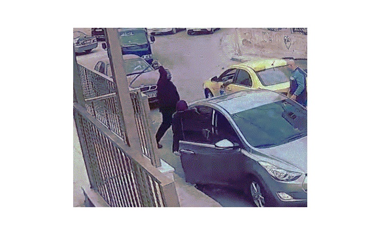 ضربه بسيف بعد ملامسته لمركبته بالزرقاء