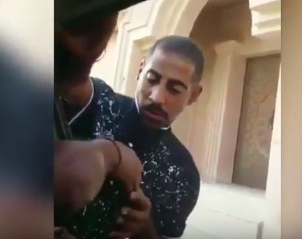 فيديو .. سخرية واعتداء على شاب