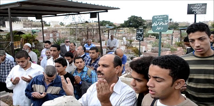 بالصور.. “التجارة الحرام” تغزو مقابر الإسماعيلية