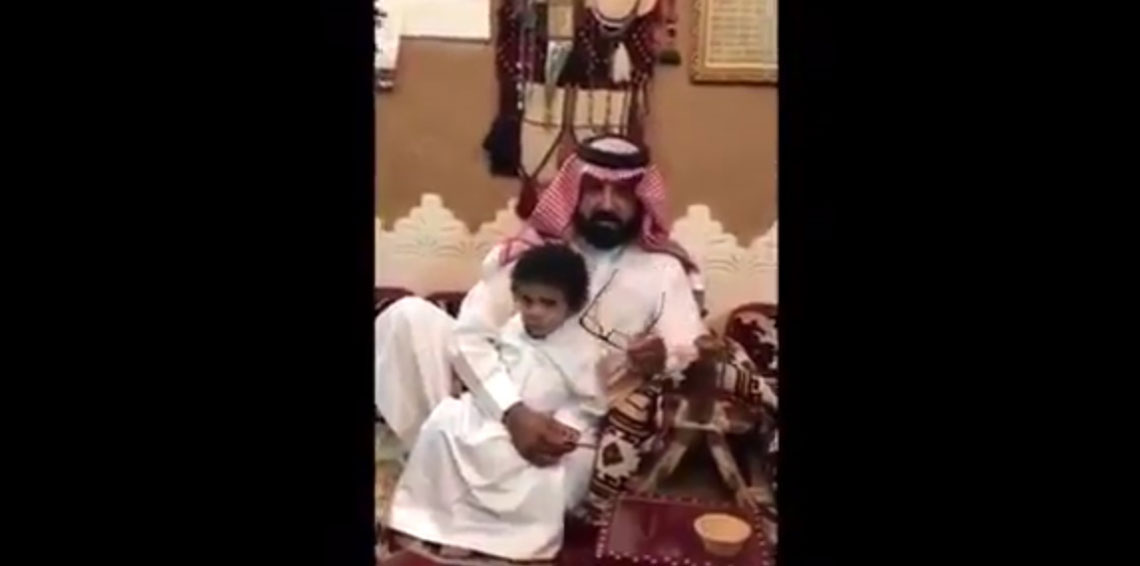 بالفيديو : سعودي غير إسم إبنه