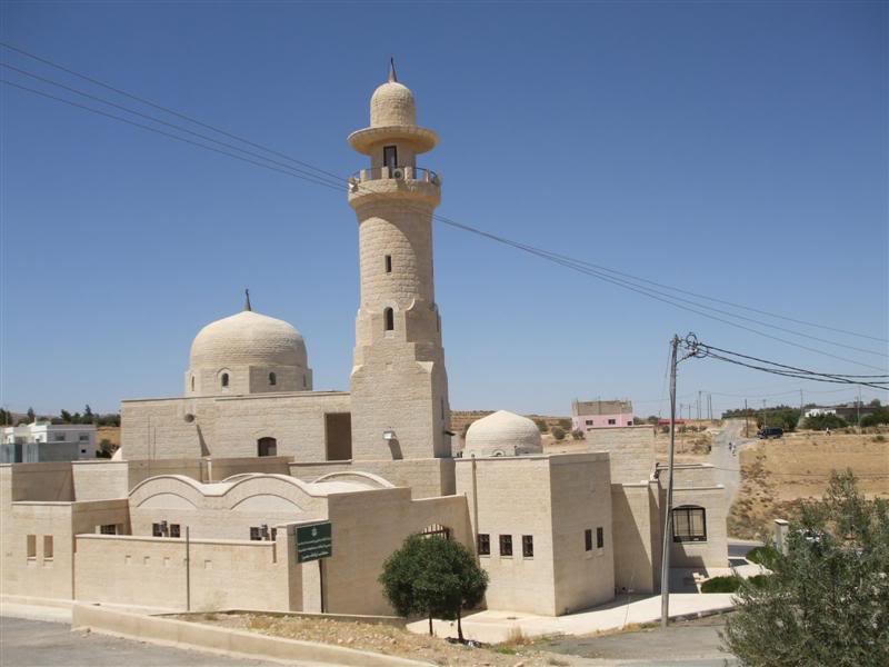 50 الفا يزورون مقام الحارث بن