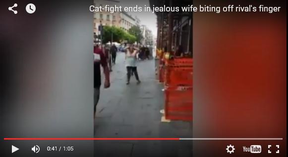بالفيديو: زوجة غيورة تقضم إصبع عشيقة