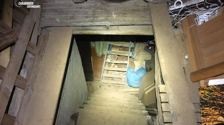 إيطالي يحتجز امرأة وطفليها في كهف