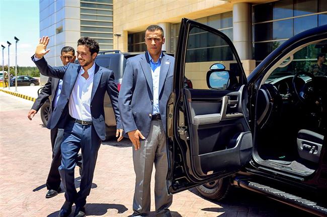 ولي العهد يطمئن على أطفال زرعوا