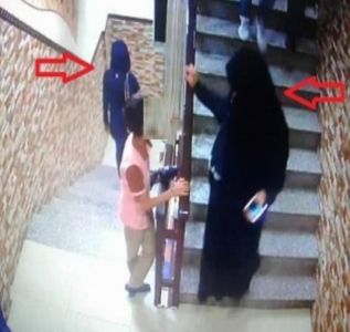 فتاتان تسرقان حقائب نسائية اثناء حفل