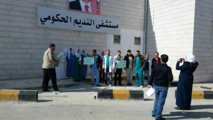 مادبا.. ممرضون يضربون عن العمل بمستشفى
