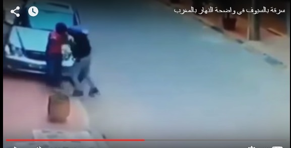 بالفيديو.. (تثبيت) شاب بالسيوف وسرقته في