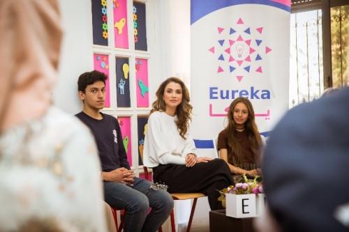 الملكة تلتقي طلبة مبدعين في أكاديمية
