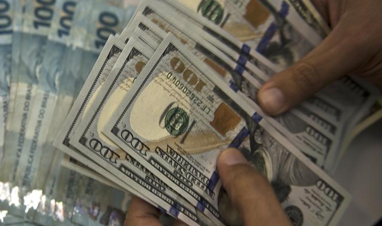 المركزي المصري يشعل أزمة الدولار