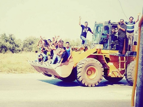 بالفيديو والصور.. .جرافة تجوب الشوارع و