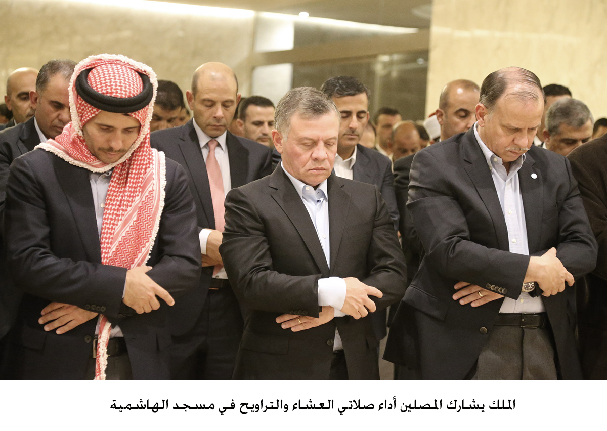 الملك يشارك المصلين أداء صلاة العشاء