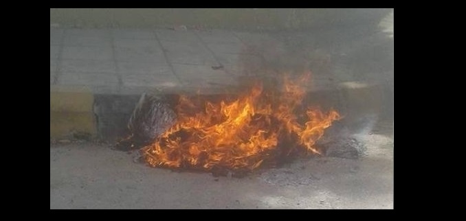 طالب يحرق زيه المدرسي فرحا بانتهاء