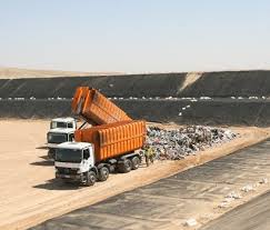 العمانيون يخرجون 2800 طن نفايات أول