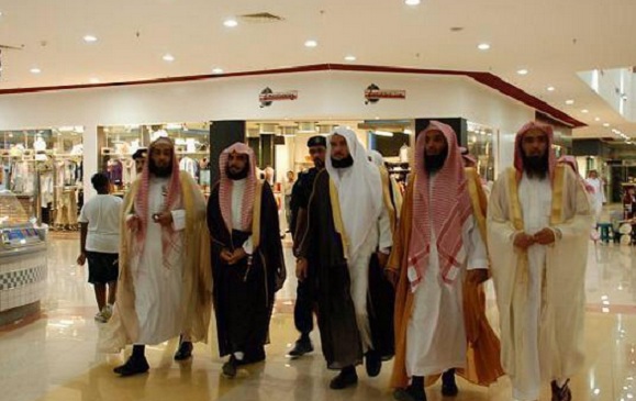 فيديو (هيئة حائل) تضرب فتاة وشابا