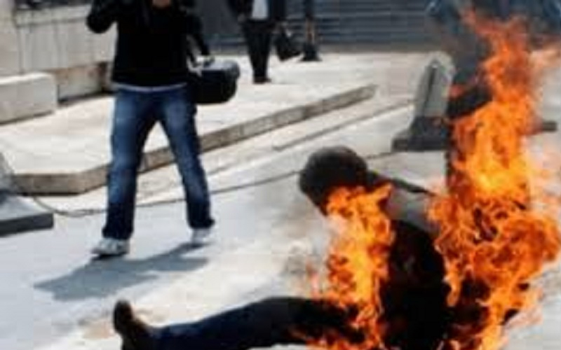 وفاة عشريني أشعل النار بنفسه في