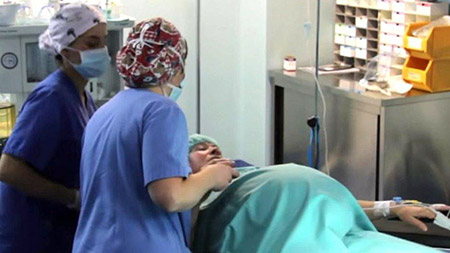 عجوز ترزق بتوأم في عملية تخصيب