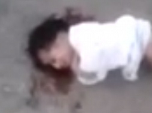 ام تقتل طفلها بالدوس على بطنه