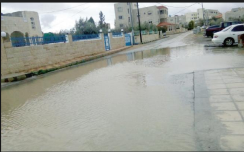مياة الأمطار تداهم مستشفى معاذ بن