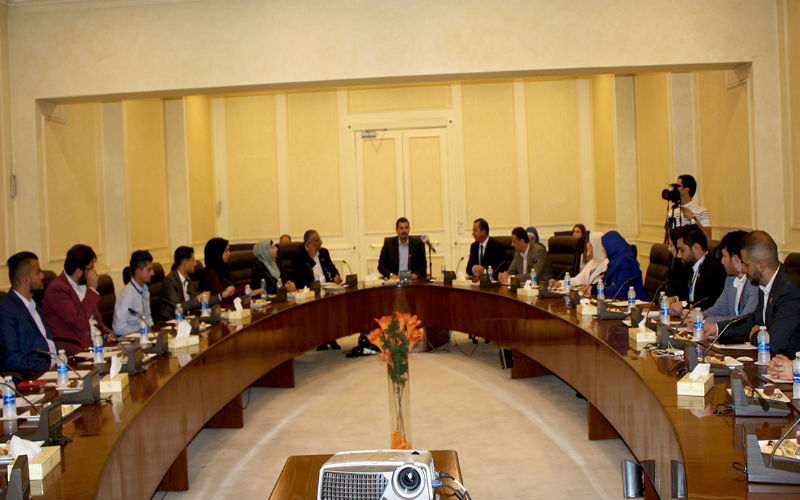 أمين عام وزارة الشباب يلتقي طلبة
